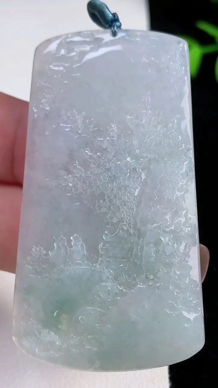 天然A货翡翠山水牌吊坠，尺寸63.3-35-5，重量:24.80g
11月13日