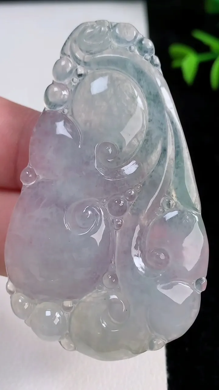 天然A货翡翠如意吊坠，尺寸62.2-36.8-5.3，重量:20.81g
11月13日