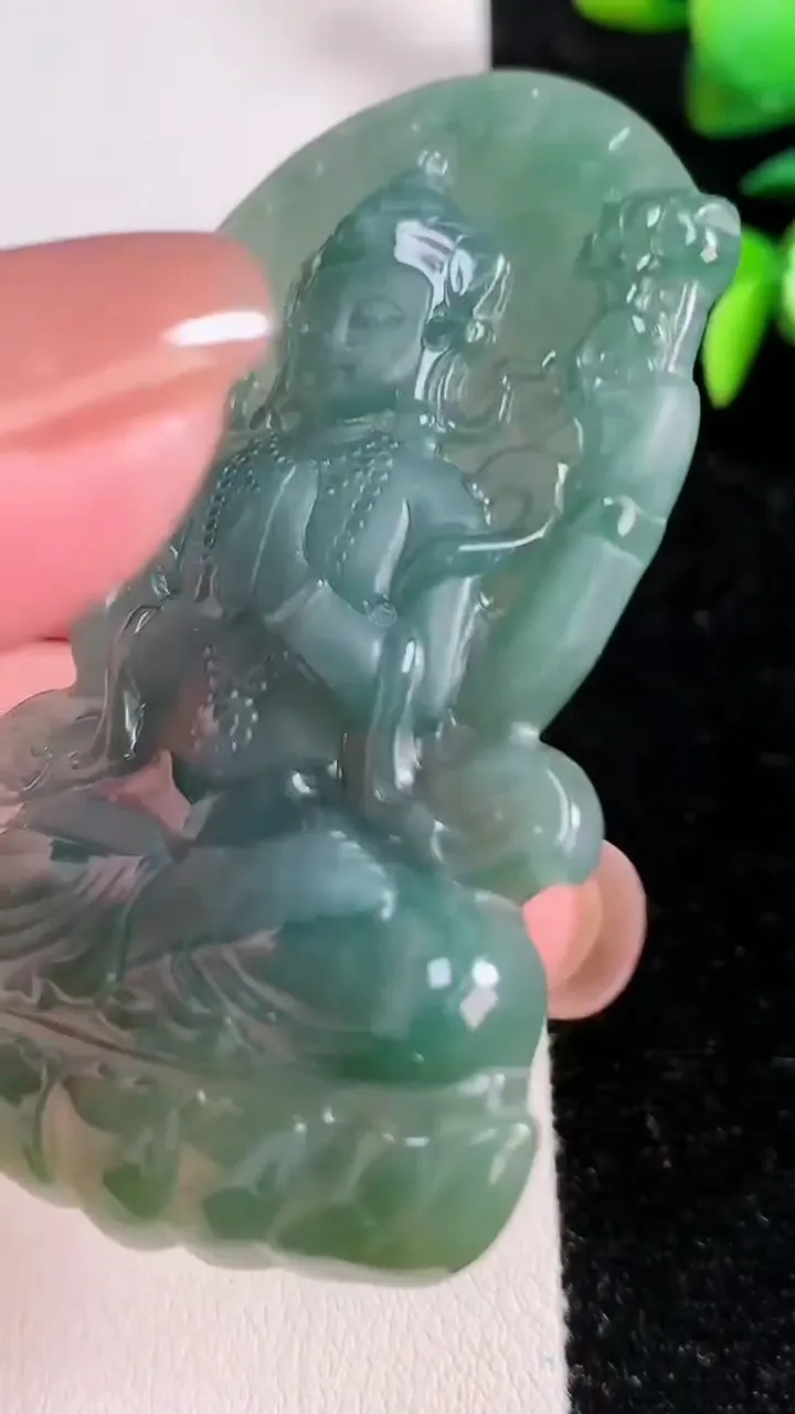 天然A货翡翠度母观音吊坠，尺寸69.8-41.7-6.6，重:32.67g
11月13日