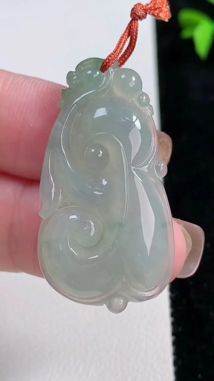 天然A货翡翠如意吊坠，尺寸38-21-4.8，重量:7.03g
11月13日