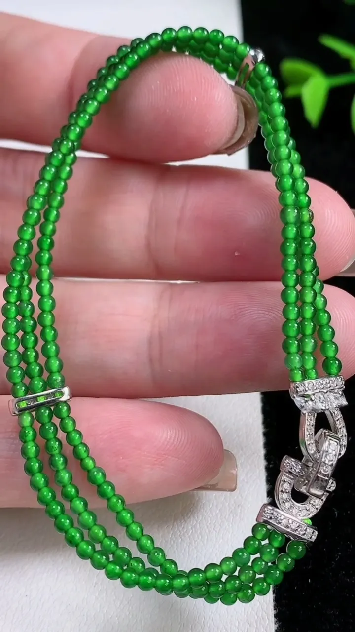 天然A货翡翠小米珠三排手串，尺寸2.1，重量:6.26g11月13日
工厂直销收藏佳品,种好水足，色泽均匀，有种有色，上手高大气！