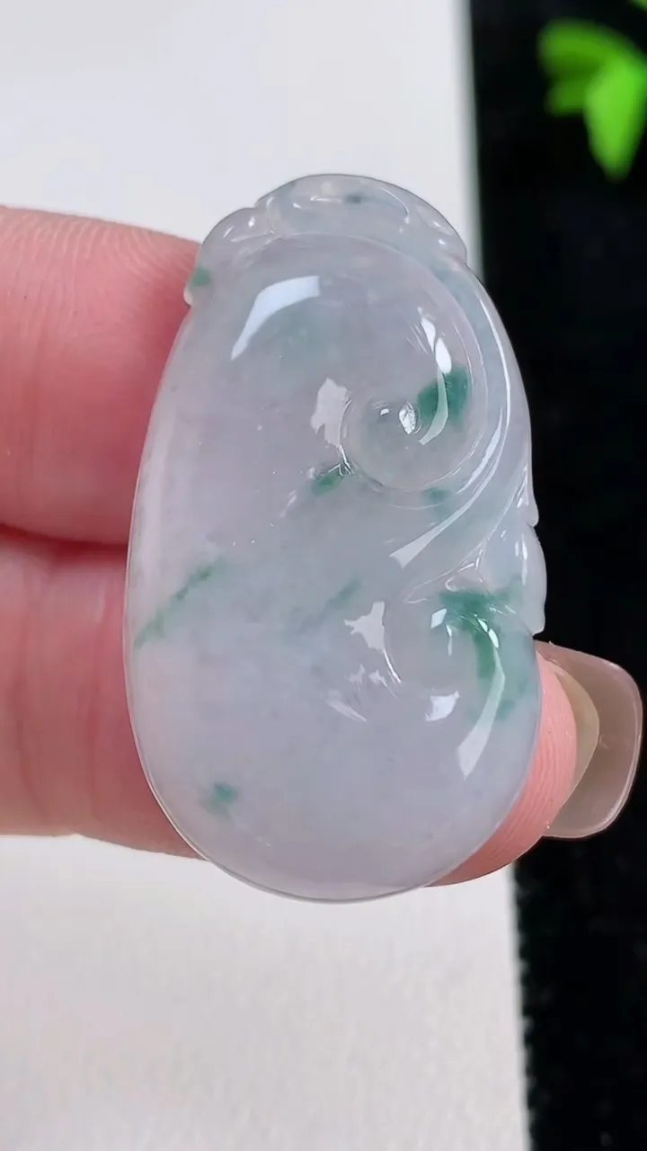 天然A货翡翠冰种飘花如意吊坠，尺寸35.3-20-4.6，重量:7.09g
11月13日