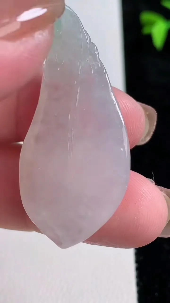 天然A货翡翠金枝玉叶 叶子吊坠，尺寸44.7-21-5.2，重量:8.25g
11月13日