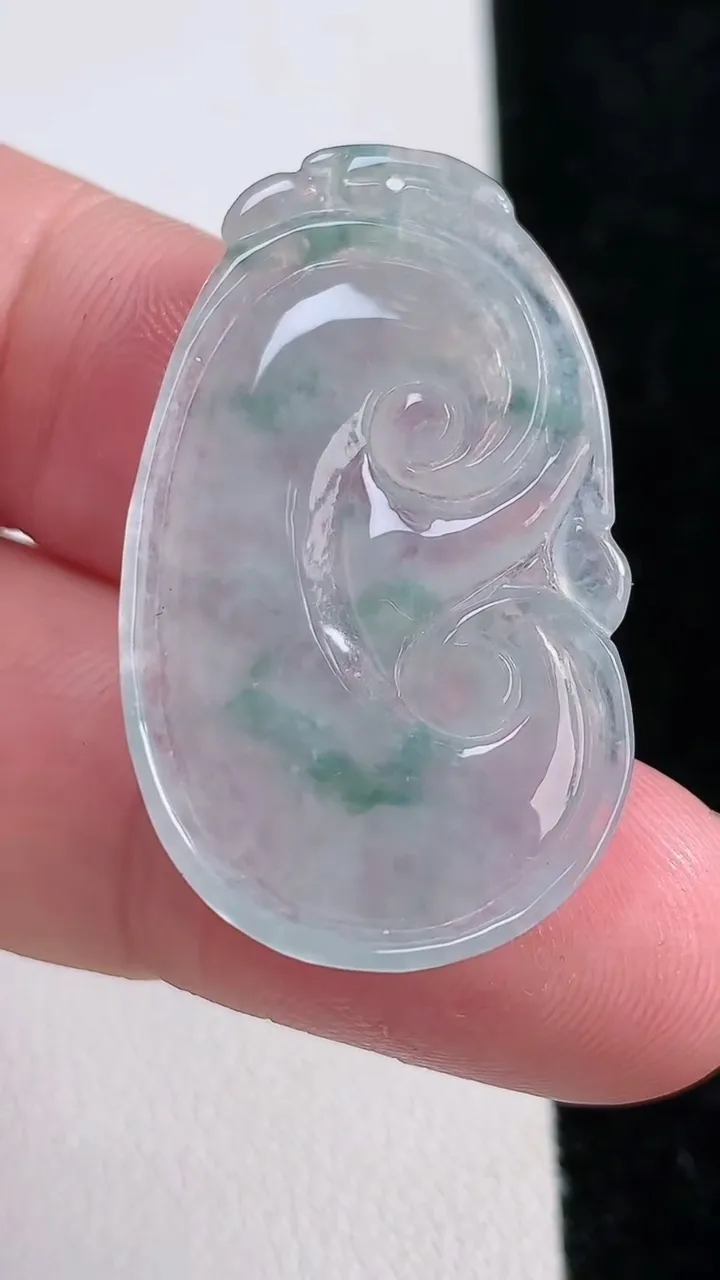 天然A货翡翠冰种飘花如意吊坠，尺寸35.5-21.3-3.4，重:5.06g
11月13日