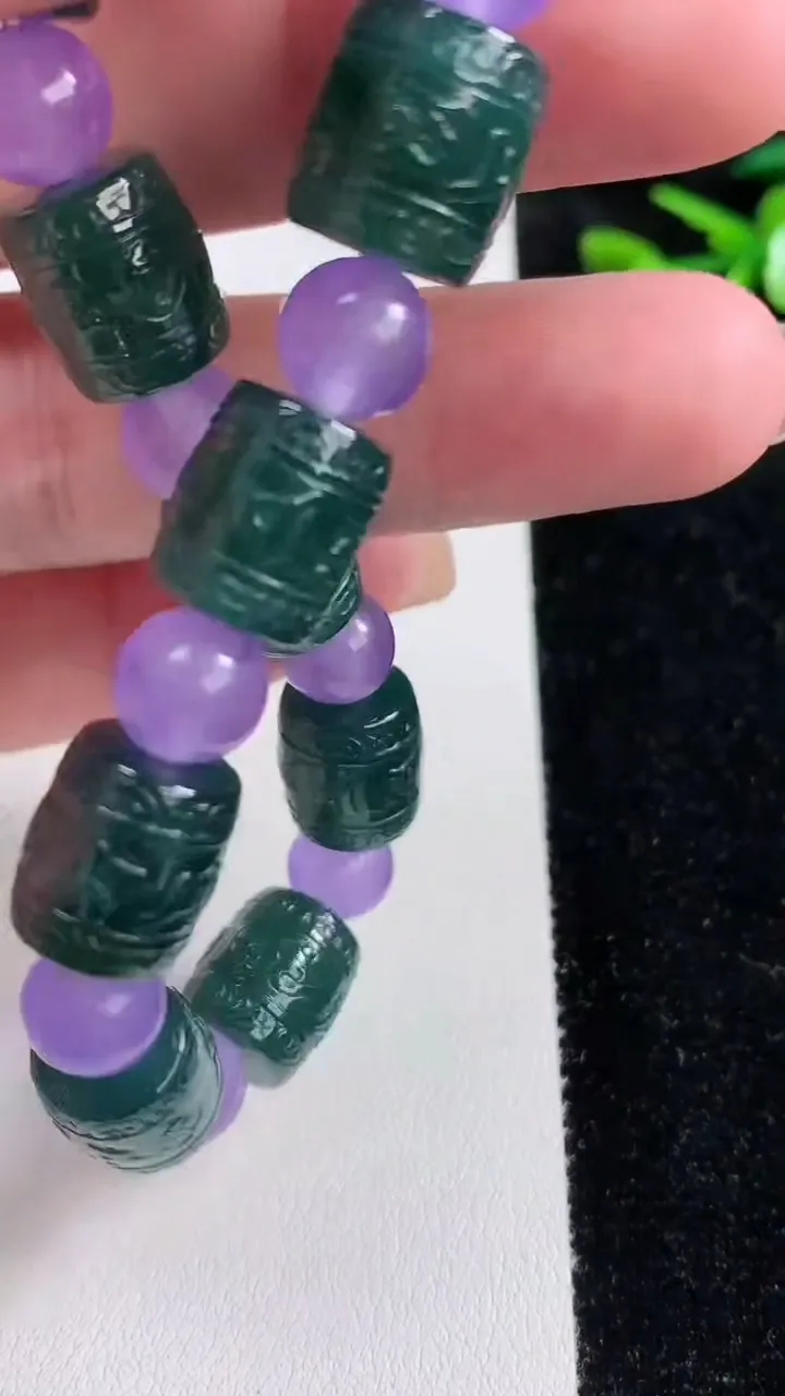 天然A货翡翠六字真言 路路通手串，尺寸11.6-10-11颗，重量:43.40g11月13日
工厂直销收藏佳品,种好水足，色泽均匀，有种有色，上手高大气！