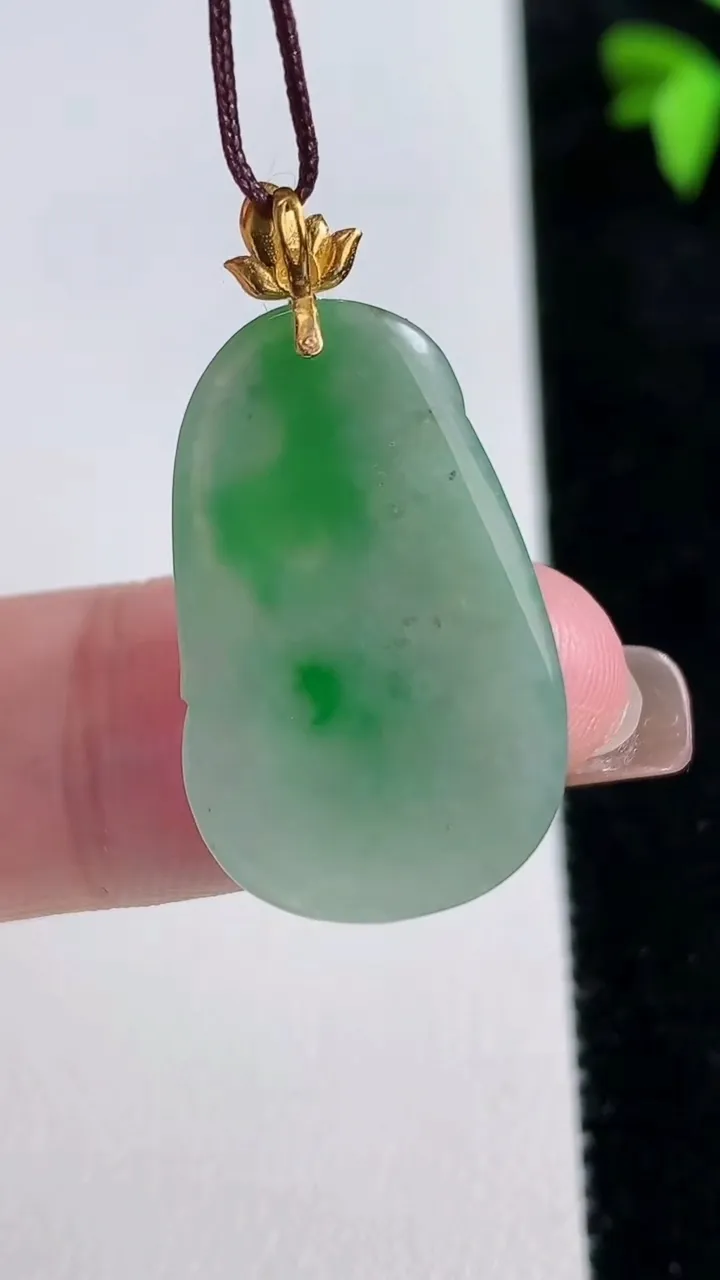 天然A货翡翠如意吊坠，尺寸25-15.8-2.8，重量:2.74g
11月13日