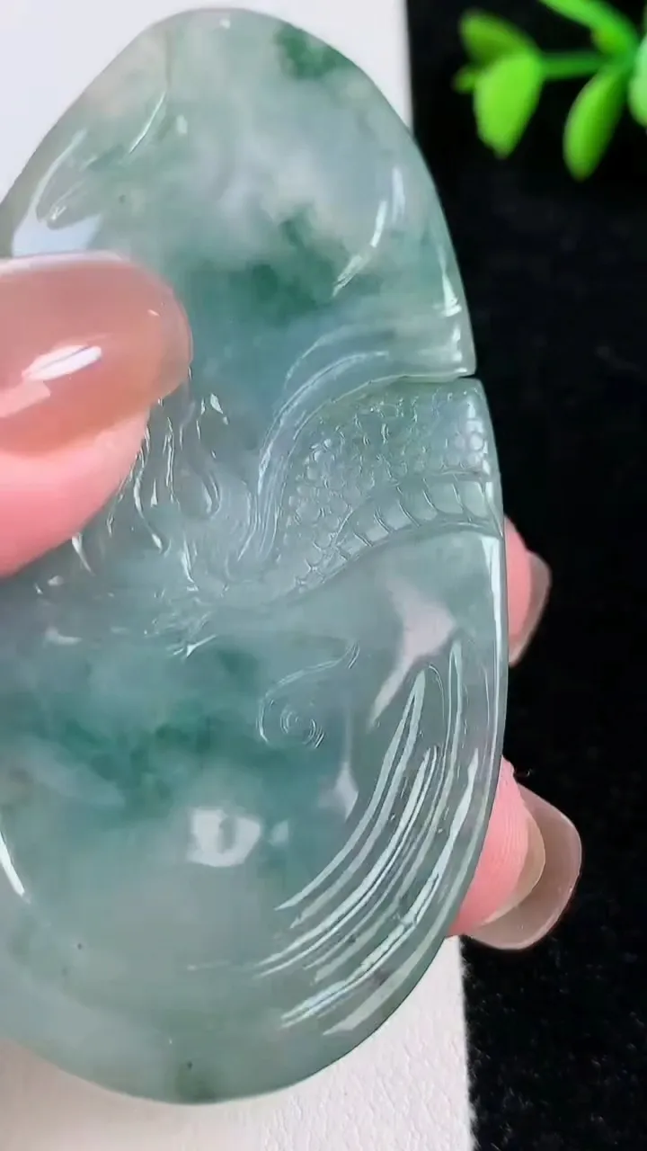 天然A货翡翠飘花御龙关公吊坠，尺寸72.4-37-6.6，重:32.70g
11月13日