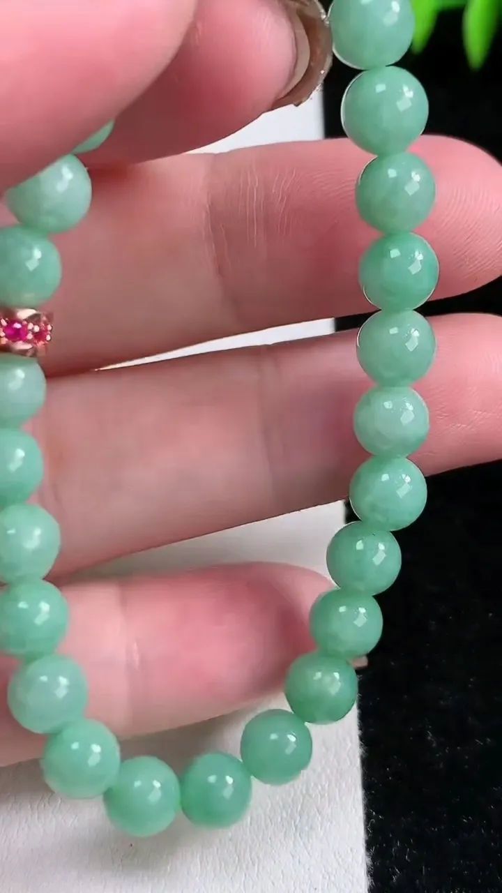 天然A货翡翠圆珠手串，尺寸6.8-32颗，重:14.31g11月13日
工厂直销收藏佳品,种好水足，色泽均匀，有种有色，上手高大气！