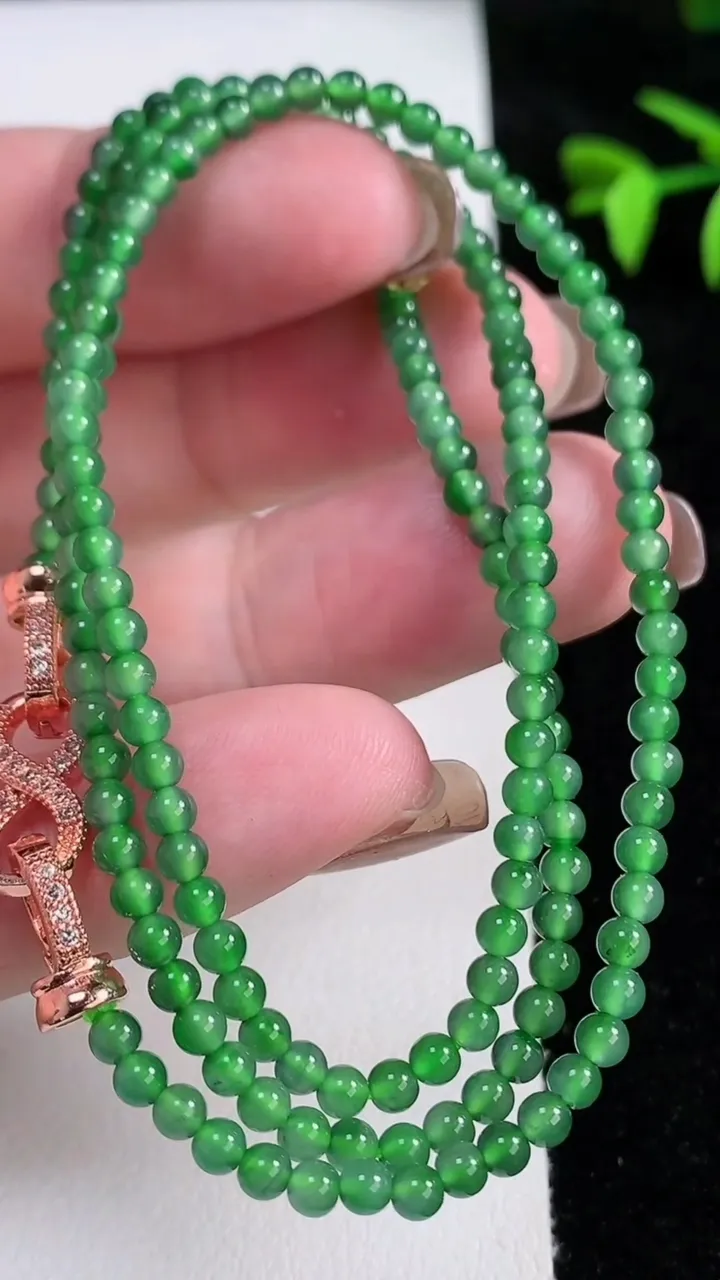 天然A货翡翠小米珠项链，尺寸2.7-177颗，重量:9.50g11月13日
工厂直销收藏佳品,种好水足，色泽均匀，有种有色，上手高大气！