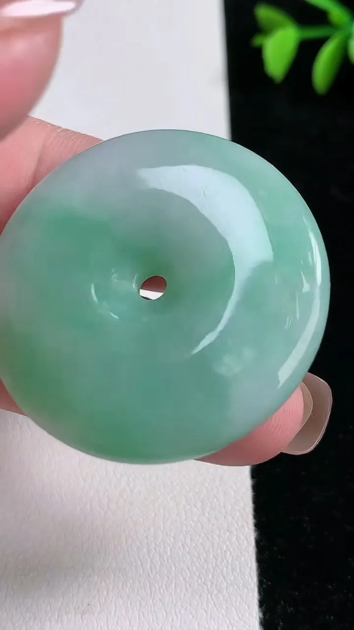 天然A货翡翠平安扣吊坠，尺寸38.6-6.6，重:21.41g
11月13日