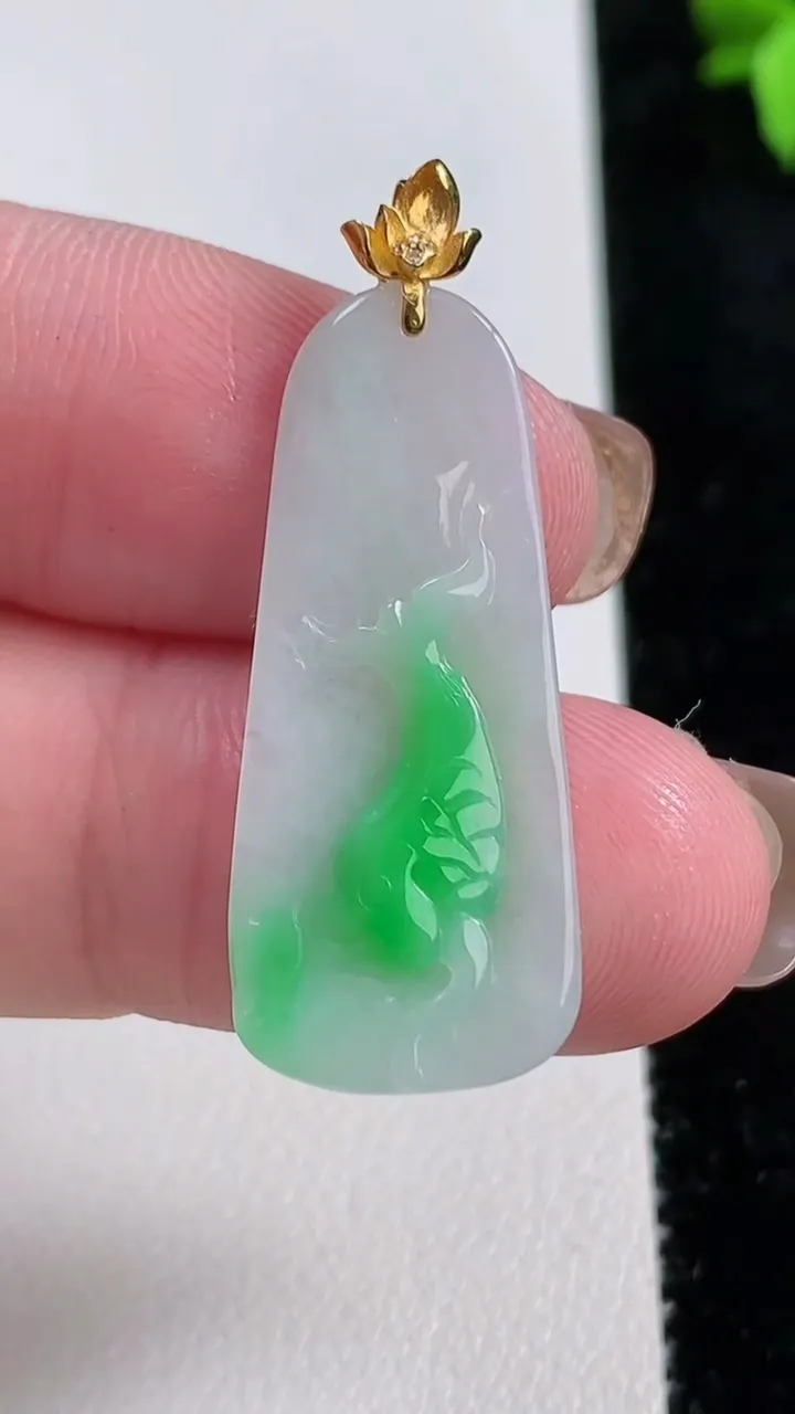 天然A货翡翠年年有余吊坠，尺寸31.6-13.7-2.5，重量:2.03g
11月13日