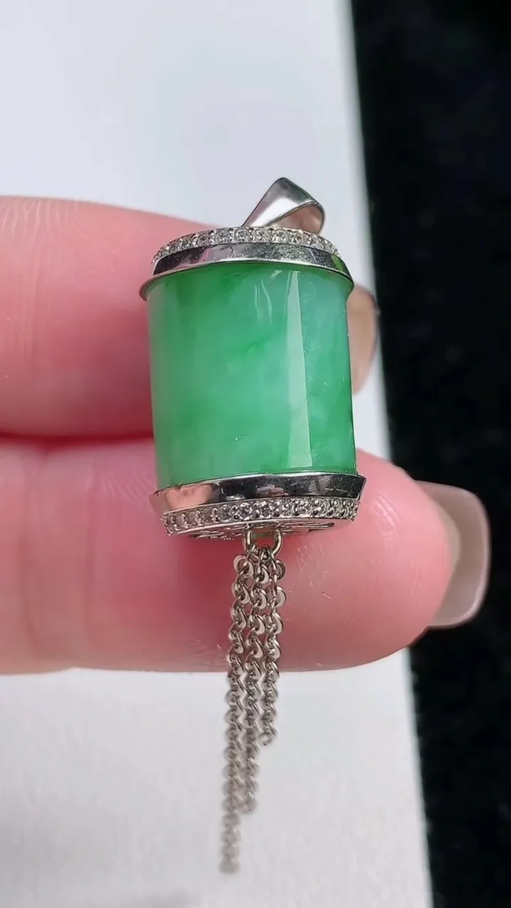 天然A货翡翠路路通吊坠，尺寸14.1-12，重:5.43g
11月13日