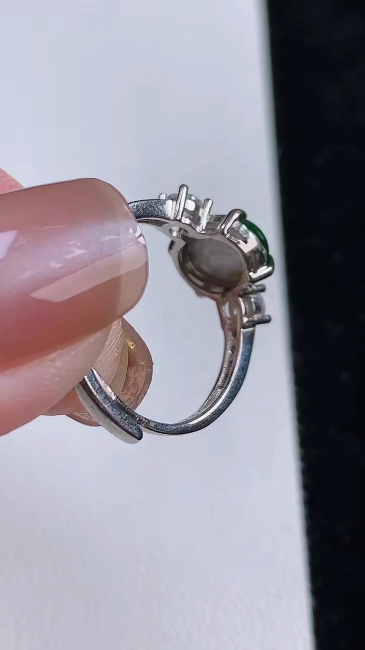 天然A货翡翠蛋面戒指，尺寸10-7，重:0.41g2025年11月13日
工厂直销收藏佳品,种好水足，色泽均匀，有种有色，上手高大气！