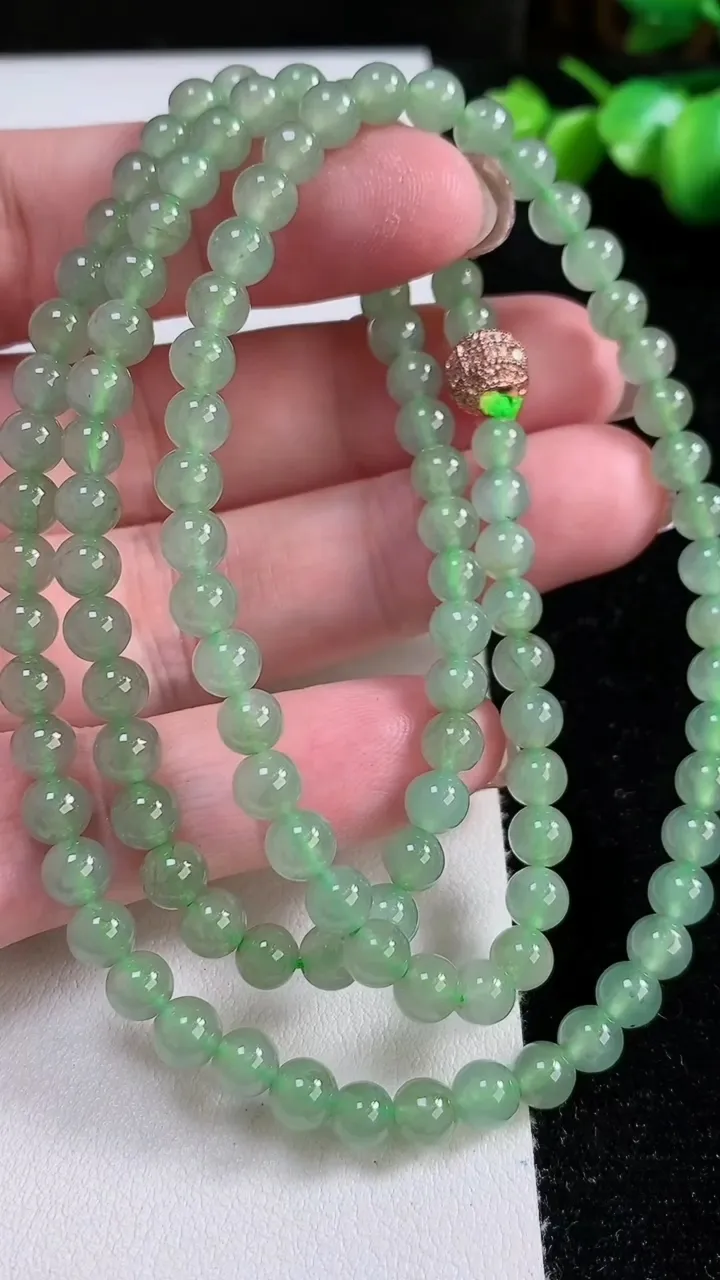 天然A货翡翠圆珠项链，尺寸5.2-5.5-116颗，重:32.48g
11月13日