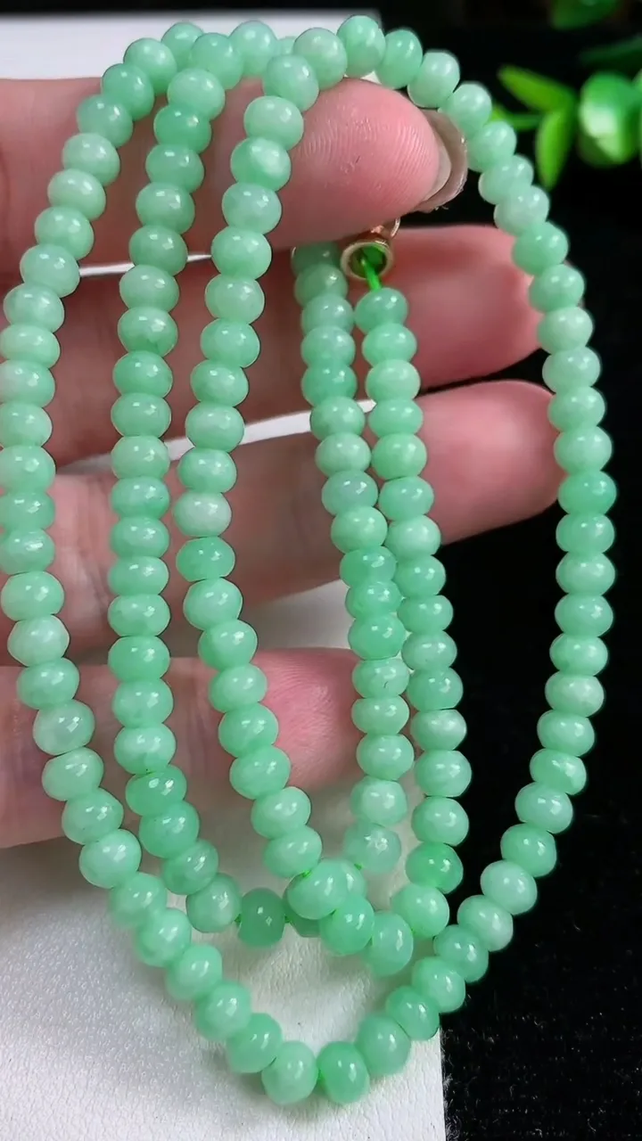 天然A货翡翠算盘珠项链，尺寸5.5-148颗，重:32.81g11月13日
工厂直销收藏佳品,种好水足，色泽均匀，有种有色，上手高大气！