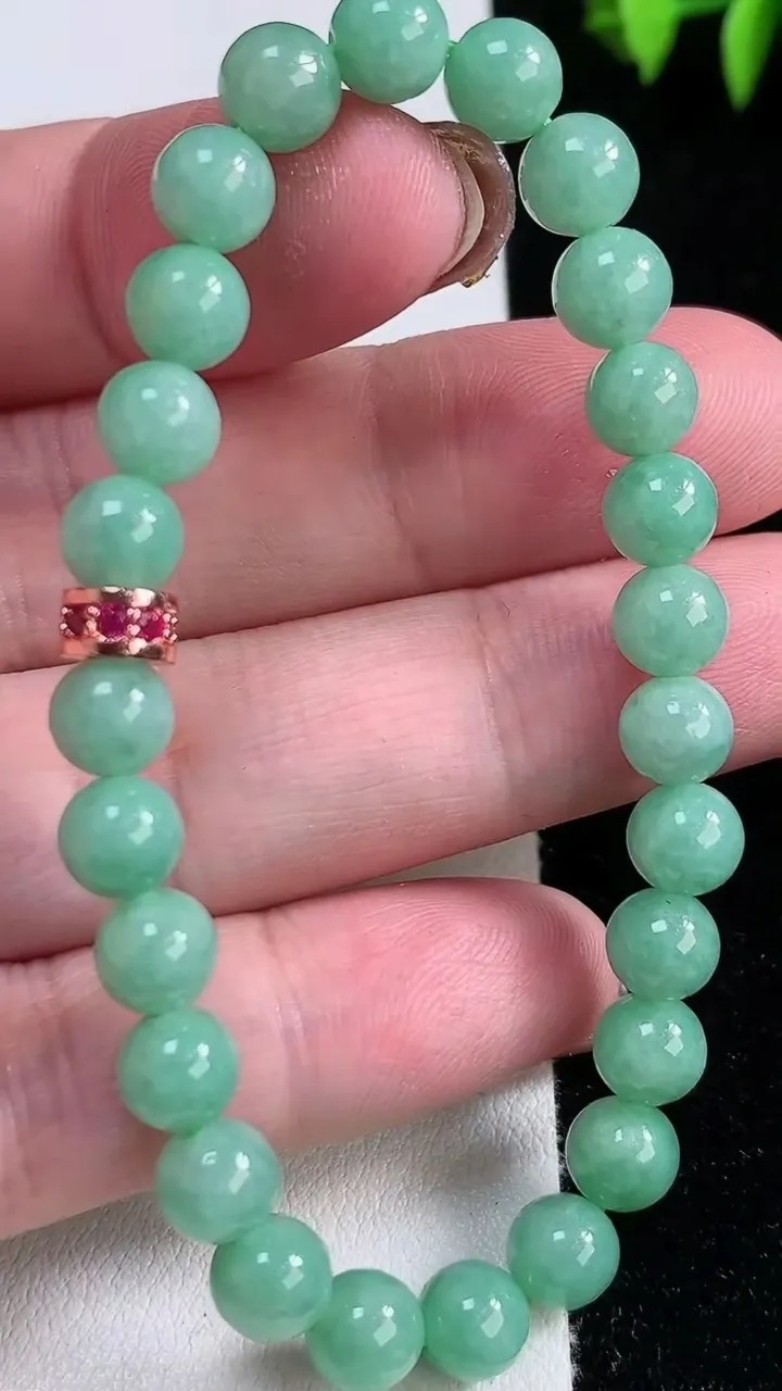 天然A货翡翠圆珠手串，尺寸6.8-32颗，重:14.31g11月13日
工厂直销收藏佳品,种好水足，色泽均匀，有种有色，上手高大气！