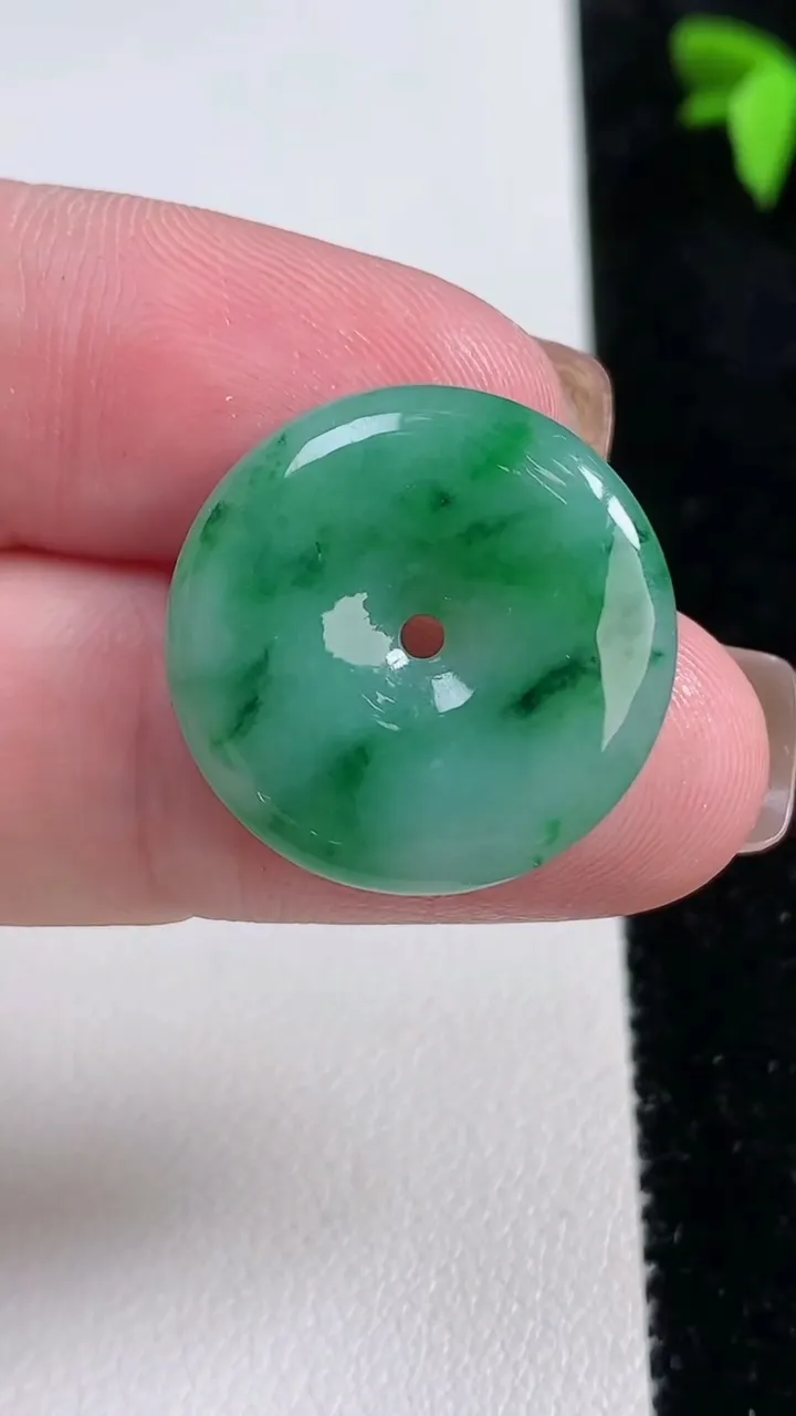 天然A货翡翠平安扣吊坠，尺寸21.7-4.2，重量:4.56g
11月13日