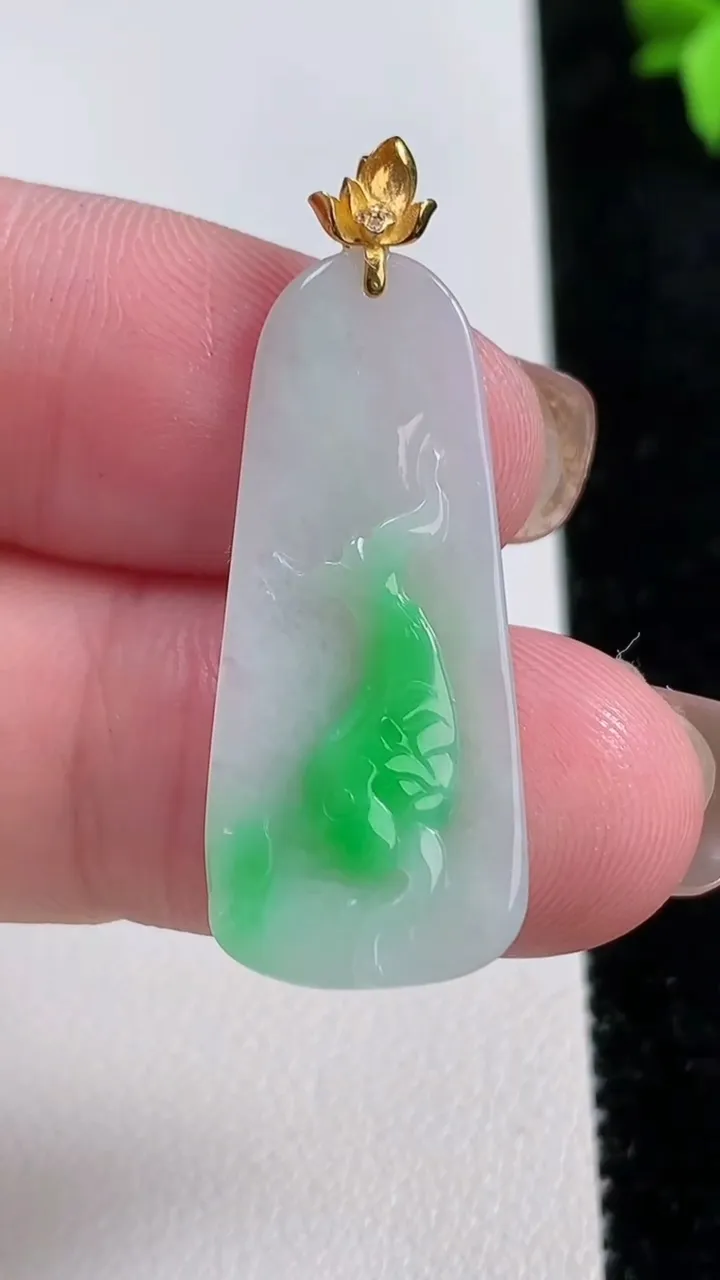 天然A货翡翠年年有余吊坠，尺寸31.6-13.7-2.5，重量:2.03g
11月13日