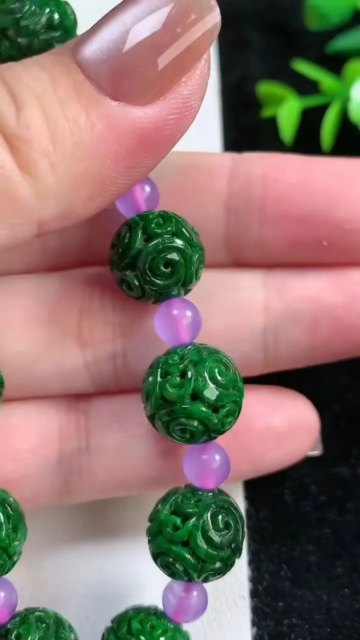 天然A货翡翠雕花圆珠手串，尺寸13.5，重:41.24g11月13日
工厂直销收藏佳品,种好水足，色泽均匀，有种有色，上手高大气！