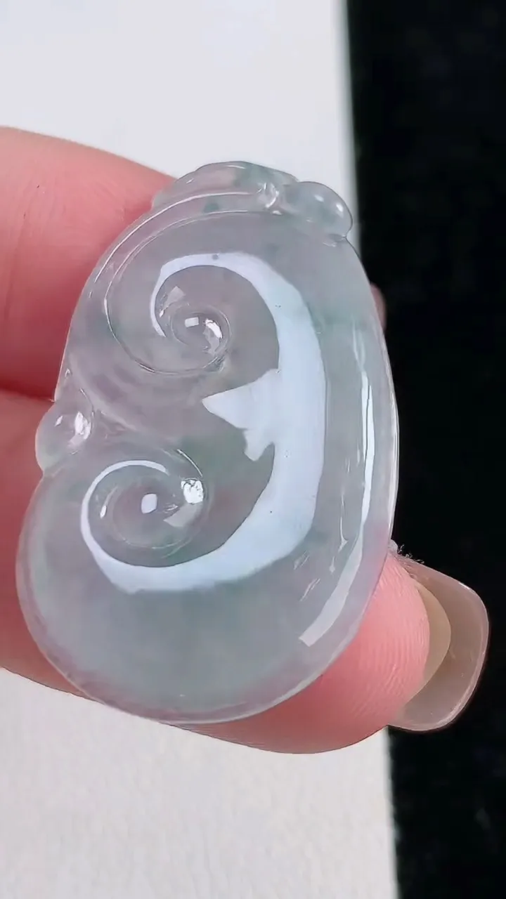 天然A货翡翠冰种飘花如意吊坠，尺寸35.5-21.3-3.4，重:5.06g
11月13日