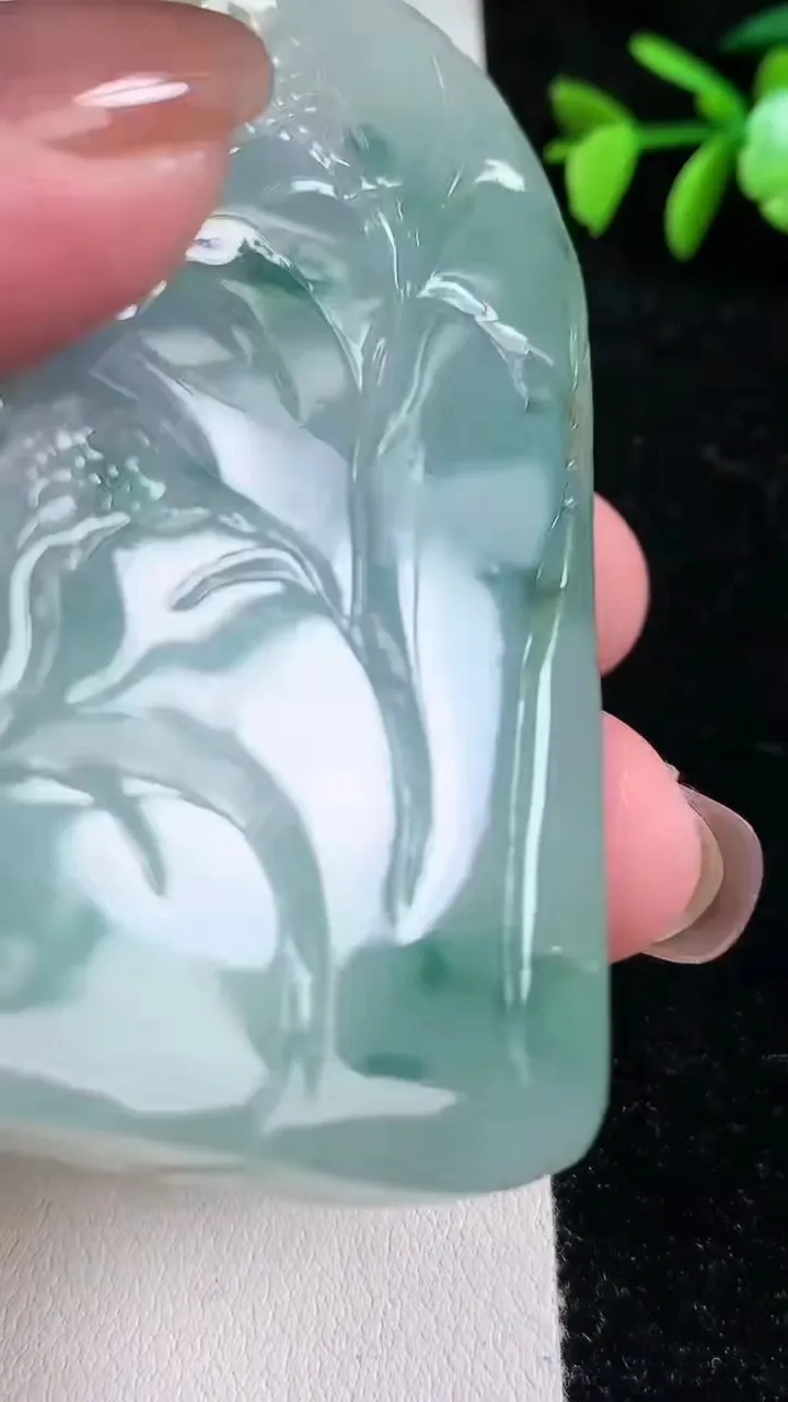 天然A货翡翠山水牌吊坠，尺寸72-45.5-13.8，重:79.59g
11月13日