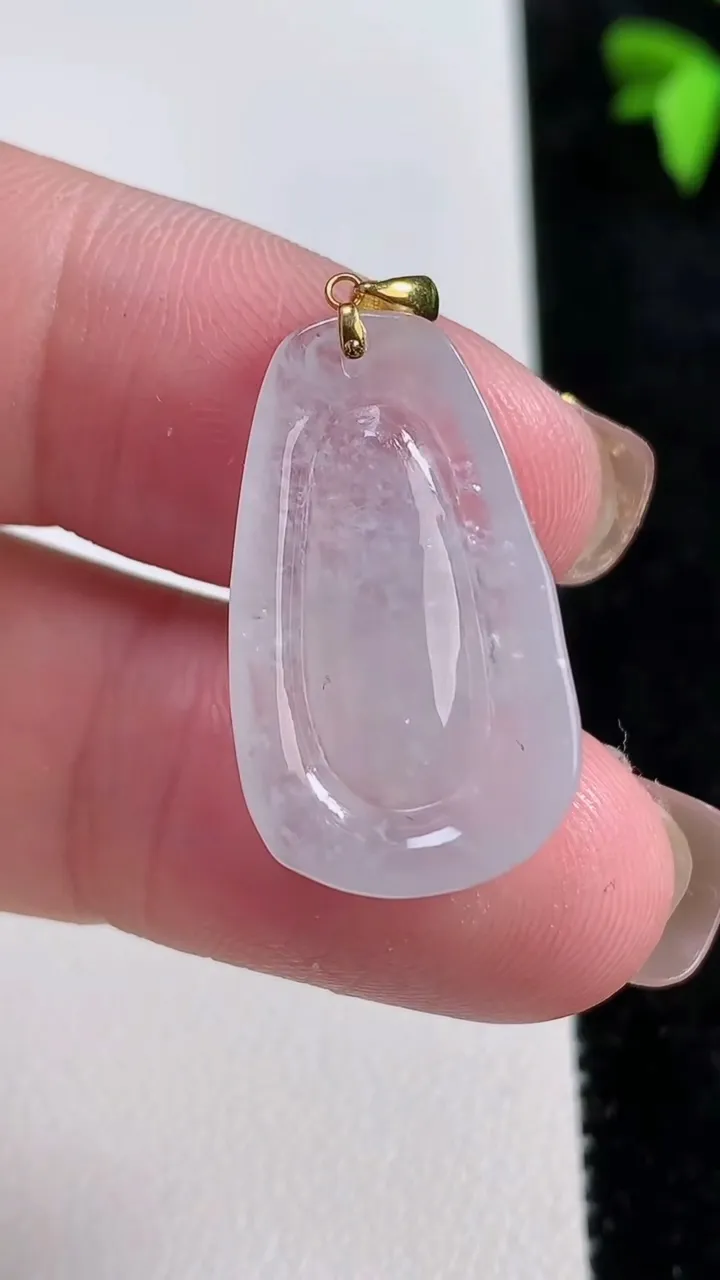 天然A货翡翠种白冰节节高升 竹节吊坠，尺寸25-14.7-6.2，重量:3.67g
11月13日