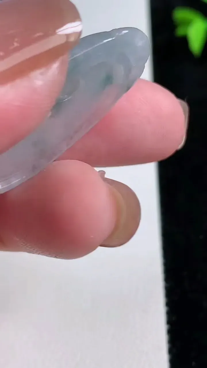 天然A货翡翠冰种飘花如意吊坠，尺寸35.3-20-4.6，重量:7.09g
11月13日