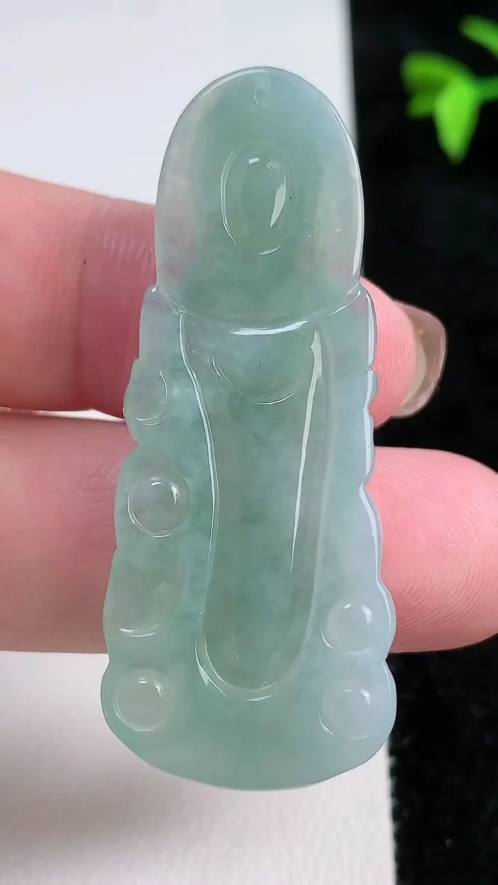 天然A货翡翠观音菩萨吊坠，尺寸50-20.2-5.6，重量:10.15g
11月13日