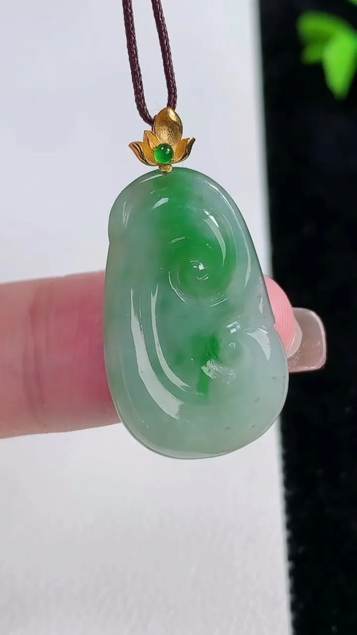 天然A货翡翠如意吊坠，尺寸25-15.8-2.8，重量:2.74g
11月13日