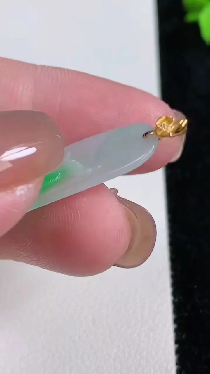 天然A货翡翠年年有余吊坠，尺寸31.6-13.7-2.5，重量:2.03g
11月13日