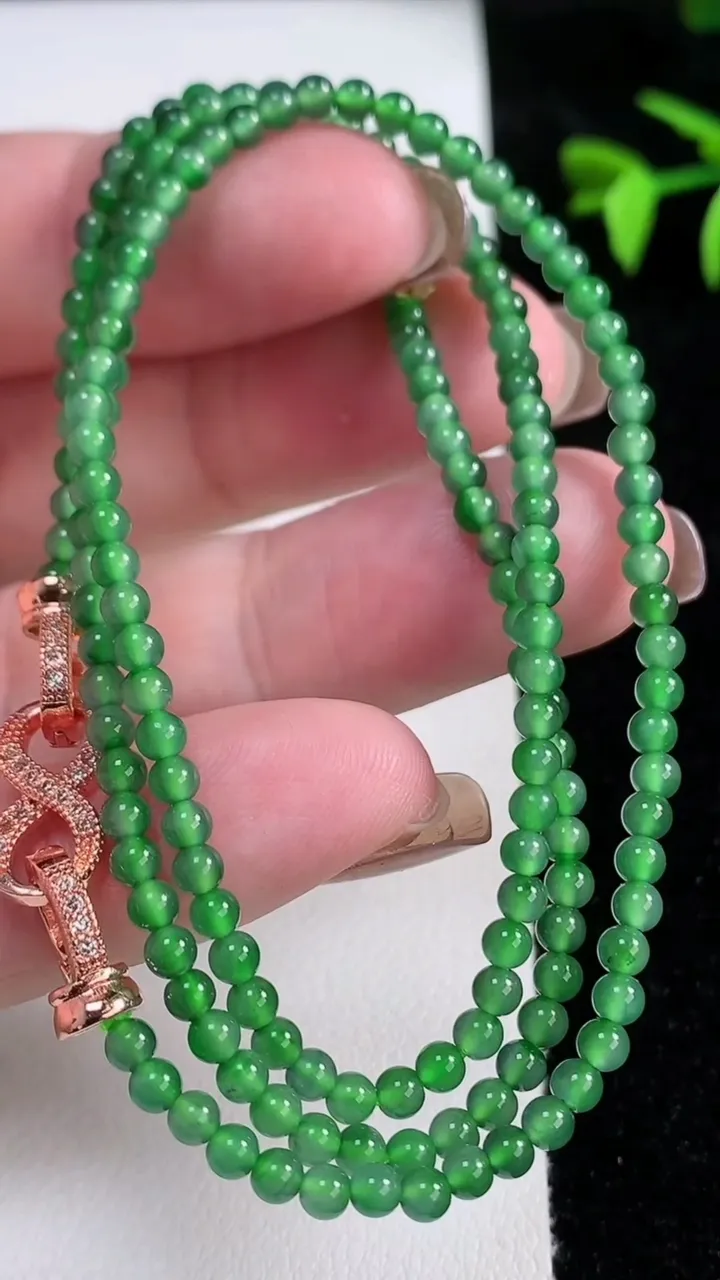 天然A货翡翠小米珠项链，尺寸2.7-177颗，重量:9.50g11月13日
工厂直销收藏佳品,种好水足，色泽均匀，有种有色，上手高大气！