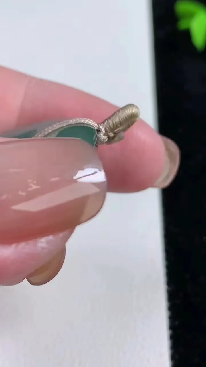 天然A货翡翠平安扣吊坠，尺寸24-4.4，重量:5.66g
11月13日