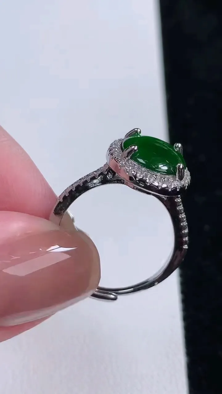 天然A货翡翠蛋面戒指，尺寸12-10，重:3.62g2025年11月13日
工厂直销收藏佳品,种好水足，色泽均匀，有种有色，上手高大气！