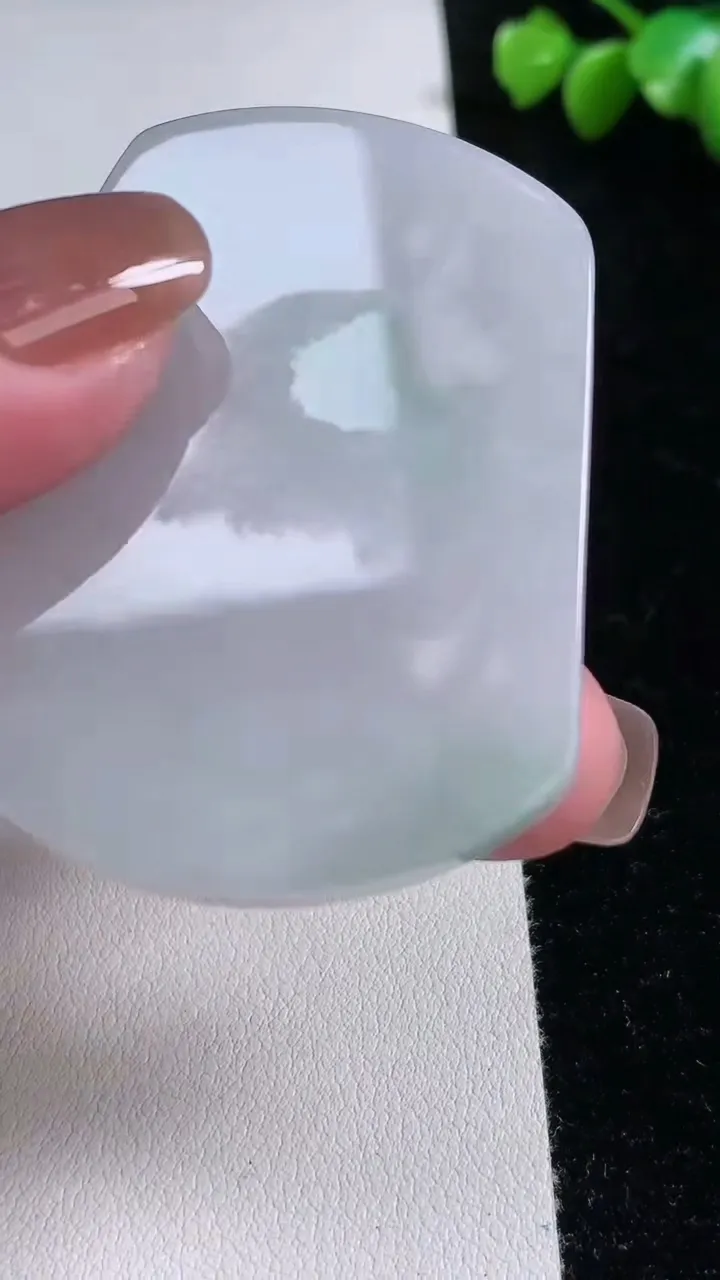 天然A货翡翠无事牌镶嵌件，尺寸53.3-43.6-5.6，重:35.71g
11月13日