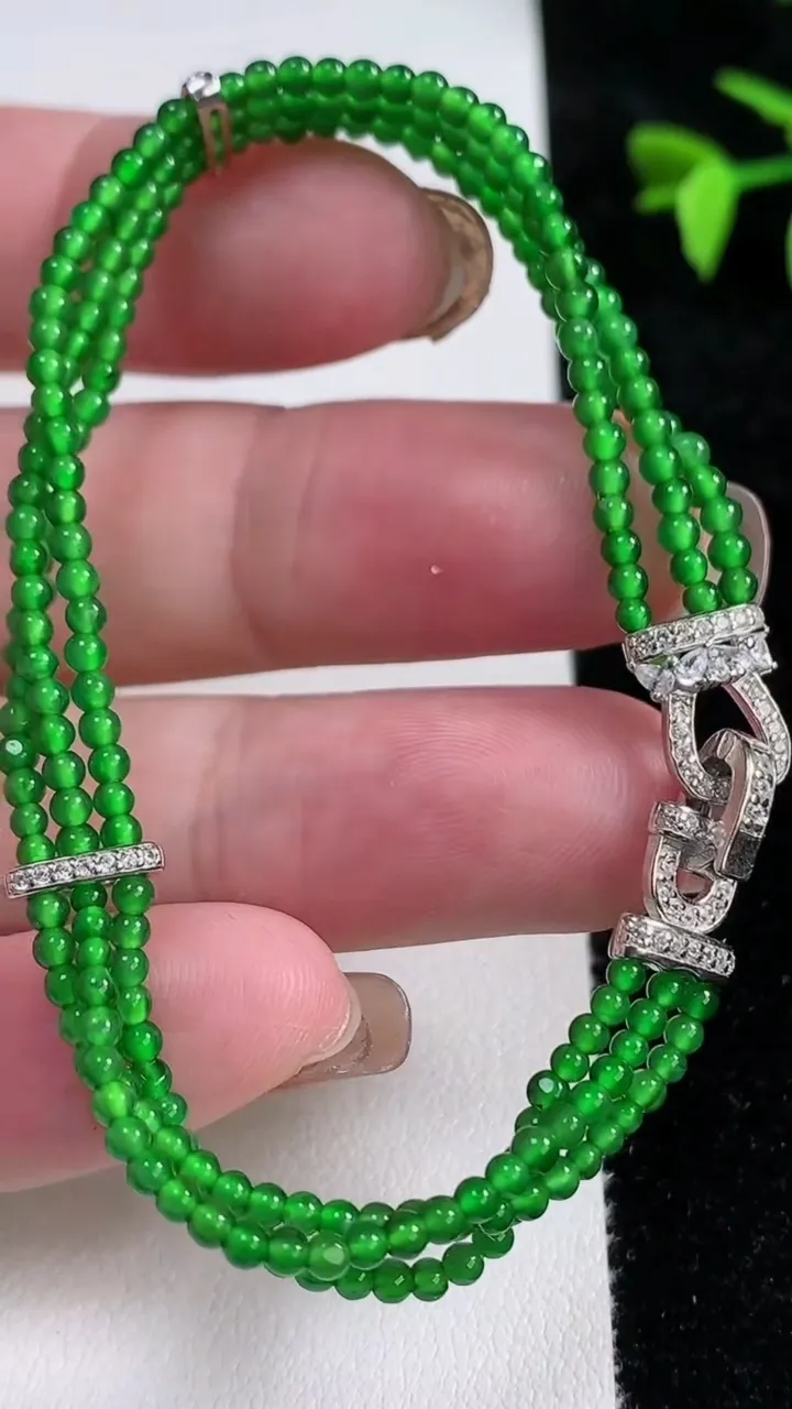 天然A货翡翠小米珠三排手串，尺寸2.2，重量:5.98g11月13日
工厂直销收藏佳品,种好水足，色泽均匀，有种有色，上手高大气！