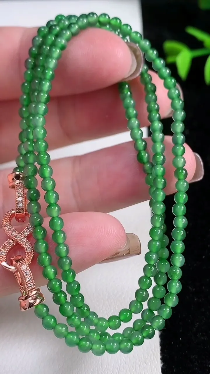 天然A货翡翠小米珠项链，尺寸2.7-177颗，重量:9.50g11月13日
工厂直销收藏佳品,种好水足，色泽均匀，有种有色，上手高大气！