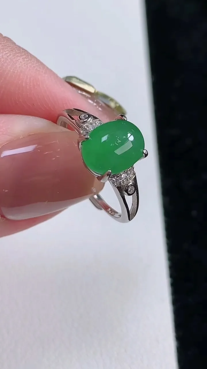 天然A货翡翠蛋面戒指，尺寸9-7，重:1.92g2025年11月13日
工厂直销收藏佳品,种好水足，