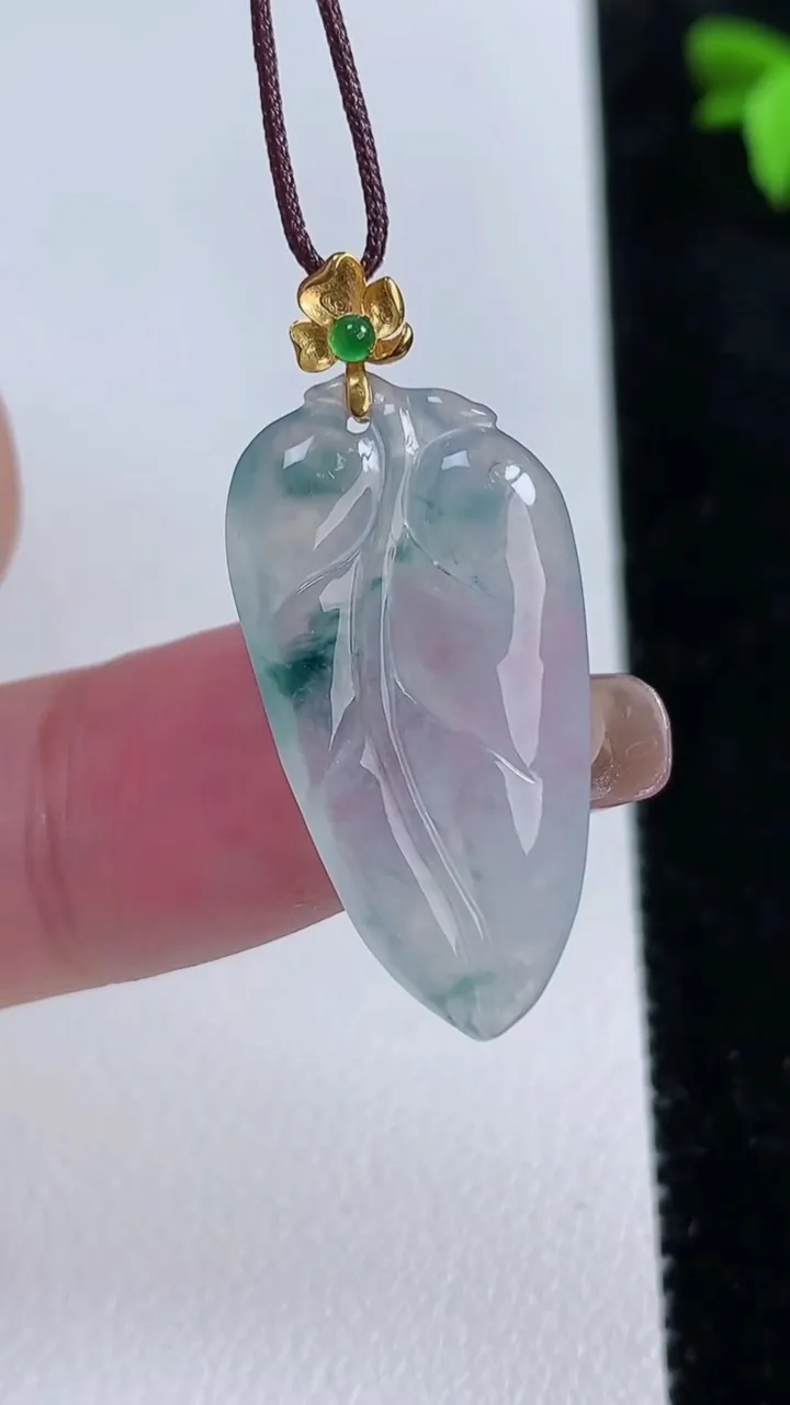 天然A货翡翠种飘花金枝玉叶 叶子吊坠，尺寸26.4-14-3，重量:2.44g
11月13日
