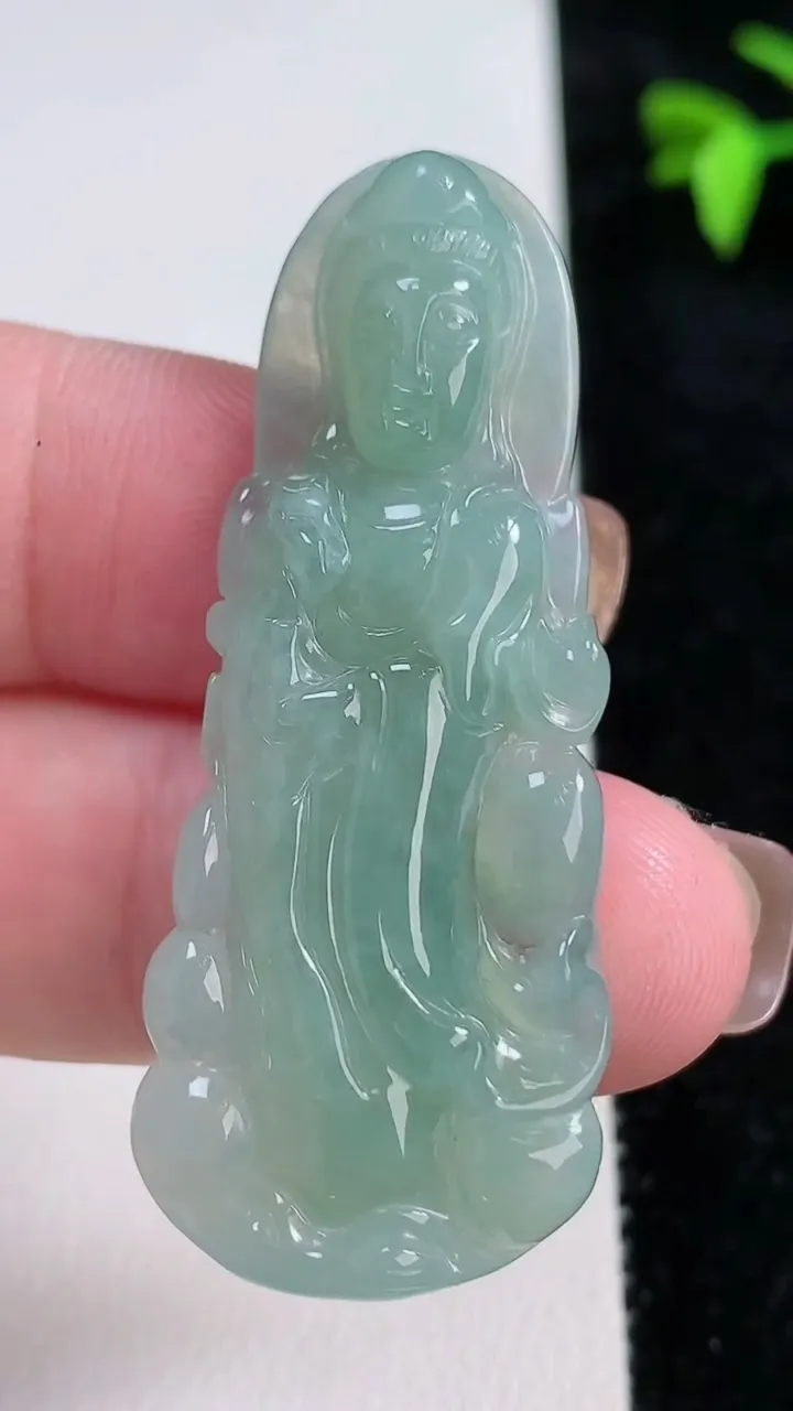 天然A货翡翠观音菩萨吊坠，尺寸50-20.2-5.6，重量:10.15g
11月13日