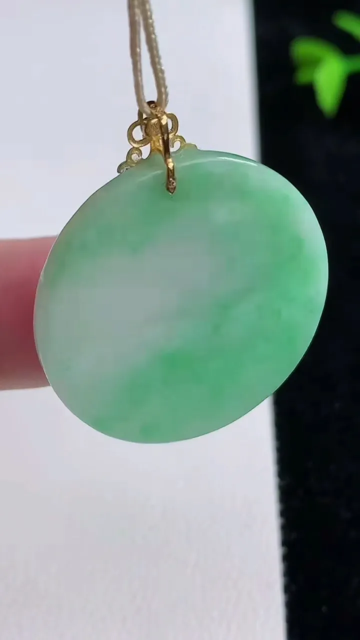 天然A货翡翠无事牌吊坠，尺寸28.2-2.5，重量:5.89g
11月13日