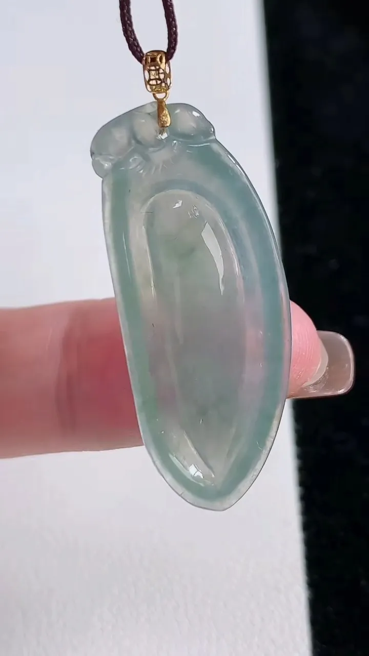 天然A货翡翠飘花福瓜吊坠，尺寸35.8-14.6-4.8，重:4.61g
11月13日