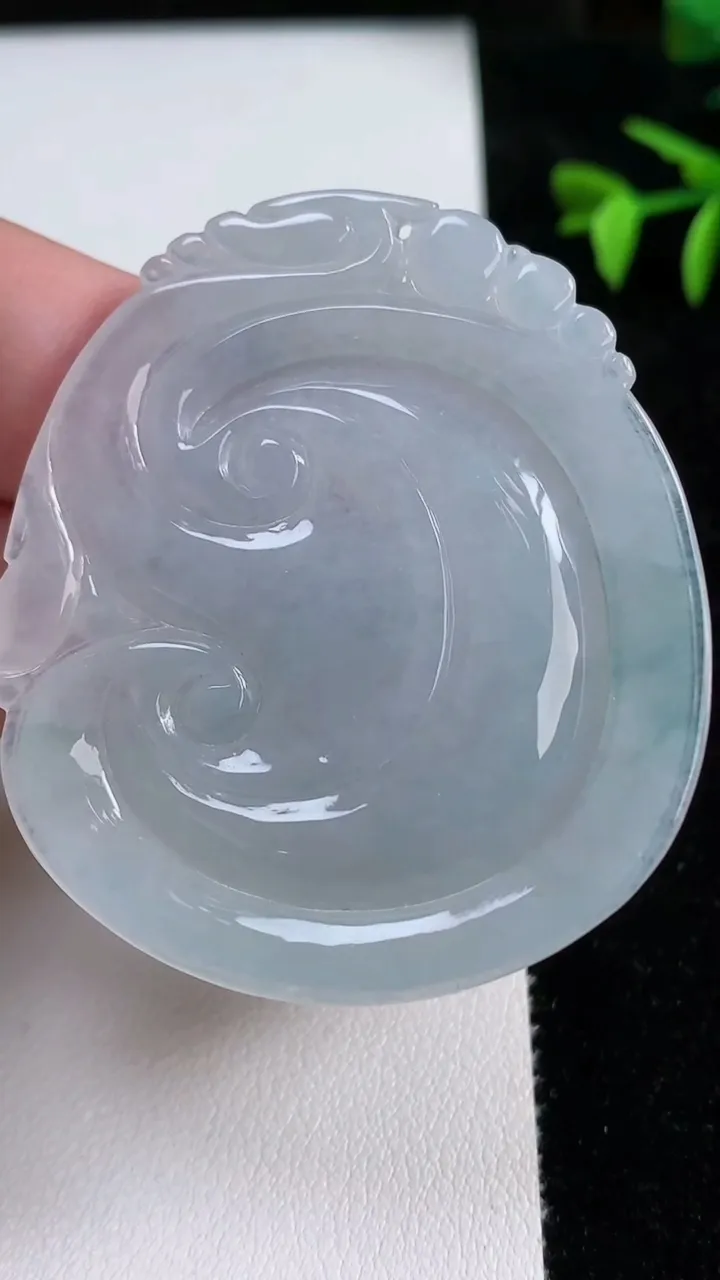 天然A货翡翠冰种飘花如意吊坠，尺寸52.3-45.7-6，重量:26.81g
11月13日