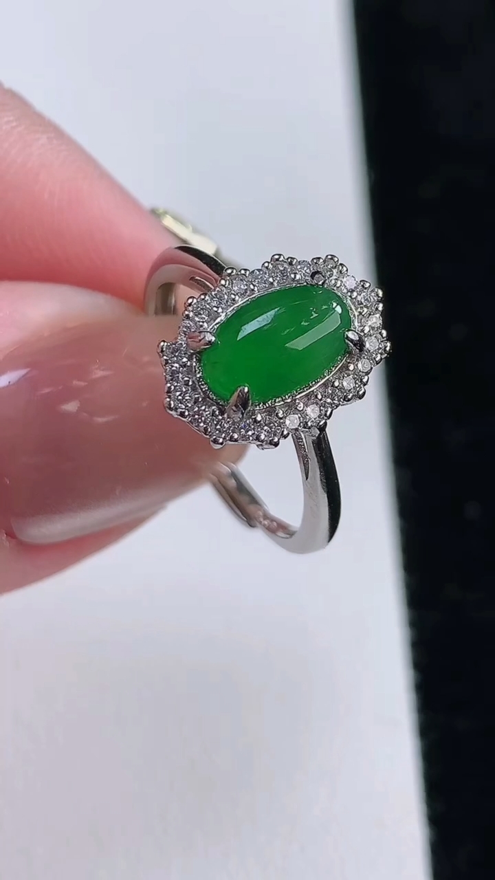 天然A货翡翠蛋面戒指，尺寸8.6-5.3，重:2.35g2025年11月13日
工厂直销收藏佳品,种