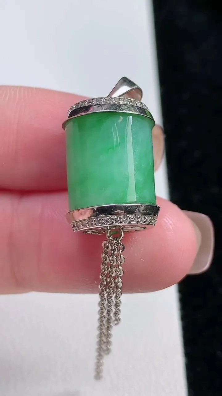 天然A货翡翠路路通吊坠，尺寸14.1-12，重:5.43g
11月13日