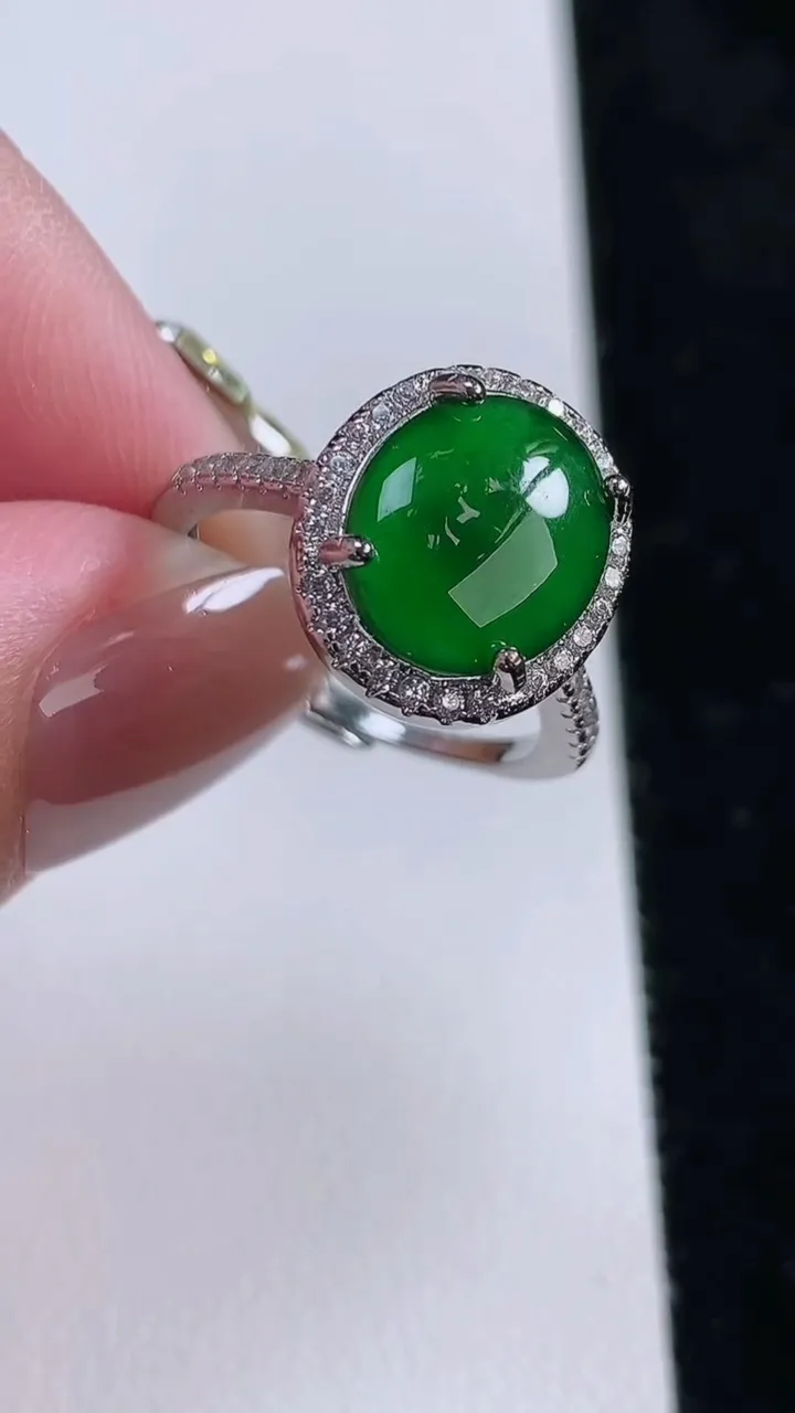天然A货翡翠蛋面戒指，尺寸12-10，重:3.62g2025年11月13日
工厂直销收藏佳品,种好水足，色泽均匀，有种有色，上手高大气！