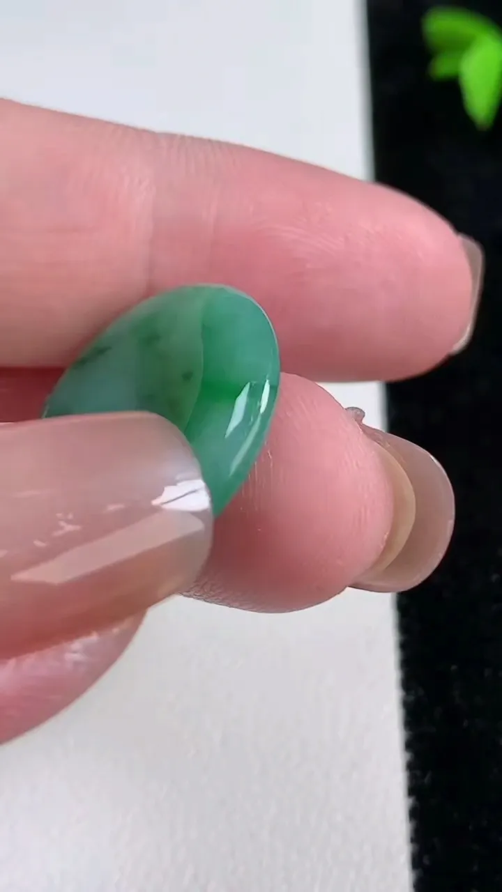 天然A货翡翠平安扣吊坠，尺寸21.7-4.2，重量:4.56g
11月13日