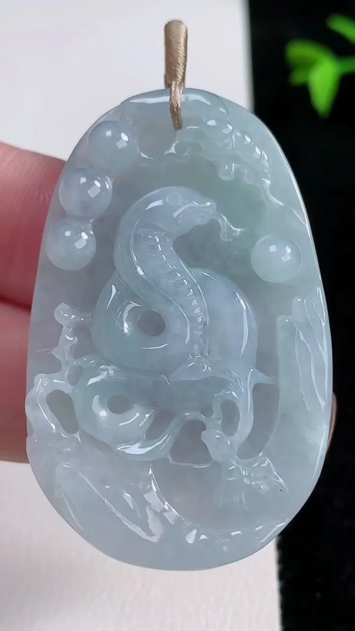 天然A货翡翠生肖蛇吊坠，尺寸47.4-30-5.4，重量:15.82g
11月13日