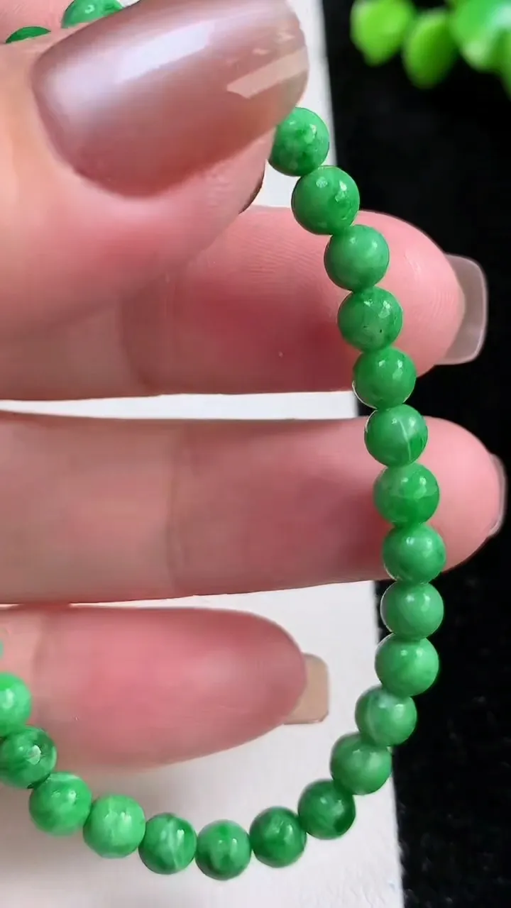 天然A货翡翠圆珠手串，尺寸5.5-34颗，重:8.11g11月13日
工厂直销收藏佳品,种好水足，色泽均匀，有种有色，上手高大气！