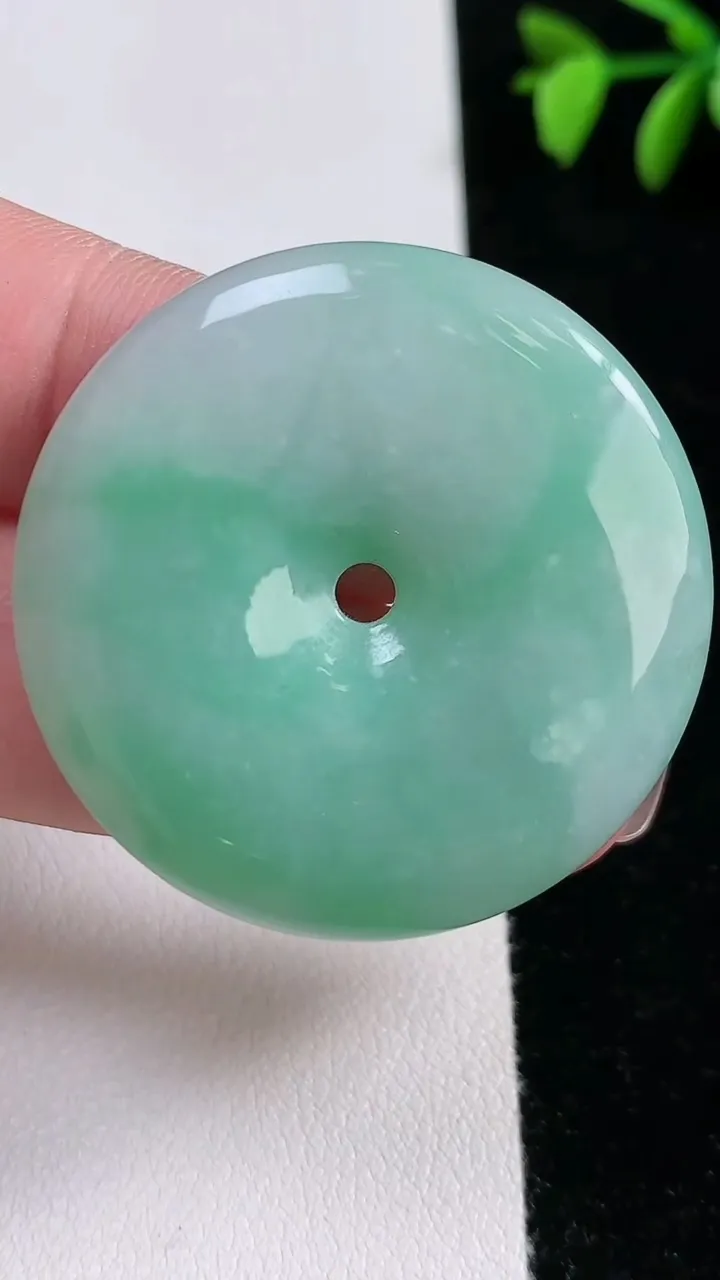 天然A货翡翠平安扣吊坠，尺寸38.6-6.6，重:21.41g
11月13日