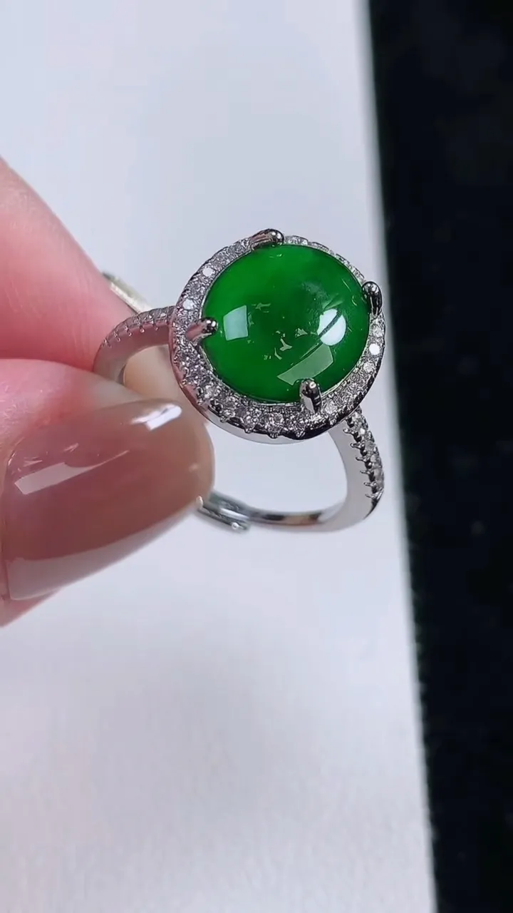天然A货翡翠蛋面戒指，尺寸12-10，重:3.62g2025年11月13日
工厂直销收藏佳品,种好水足，色泽均匀，有种有色，上手高大气！